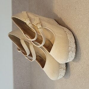 Soda cream lace wedges size 8